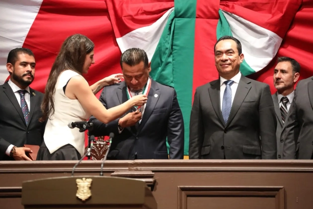 Recibe FGE la presea “Suprema Junta Nacional Americana” por parte del Congreso del Estado de Michoacán